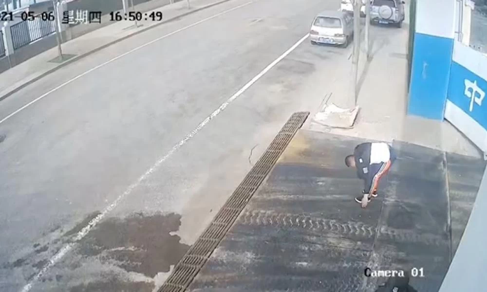 Κίνα: Άντρας δέχεται απρόσμενη ''επίθεση'' από μια πύλη!